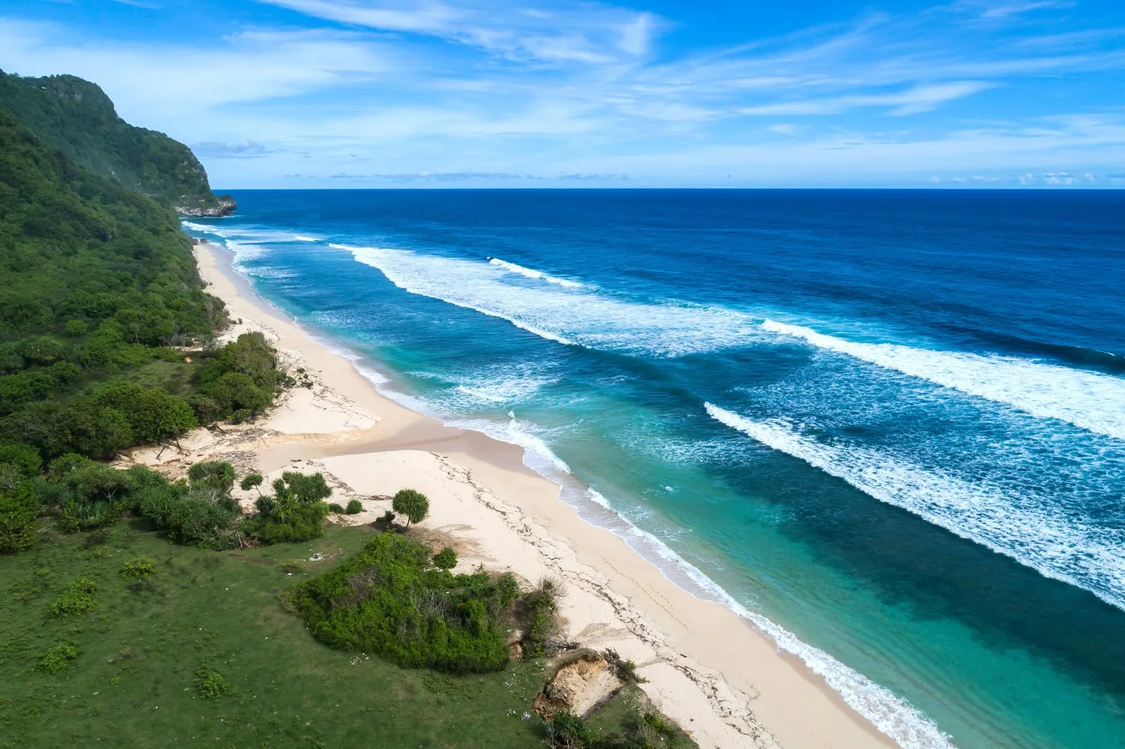 Jelajahi tempat wisata tersembunyi yang hanya bisa dijangkau dengan motor. sewa motor di Kuta untuk petualangan seru di Bali.