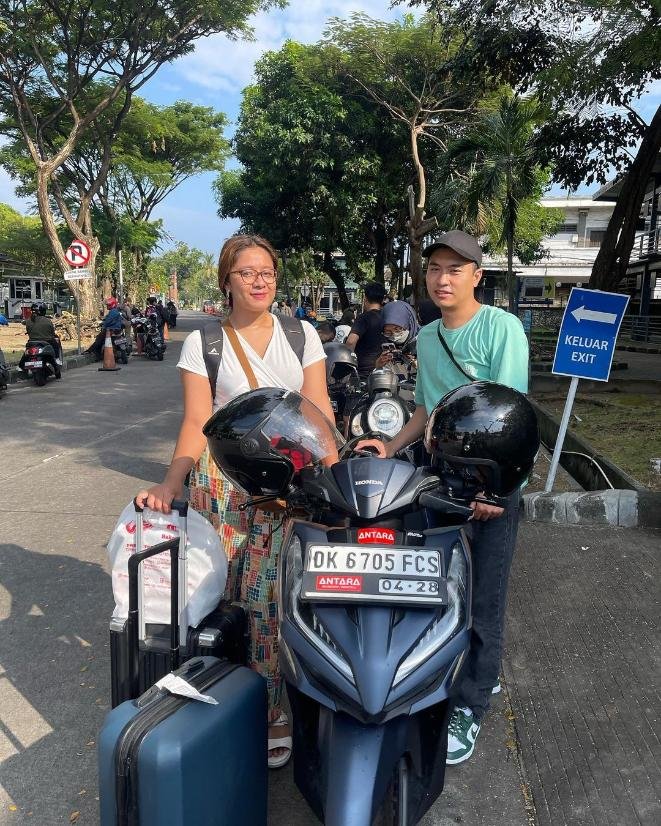 Galeri pelanggan sewa motor di antara rental, Kuta, menawarkan berbagai pengalaman sewa motor di Kuta.