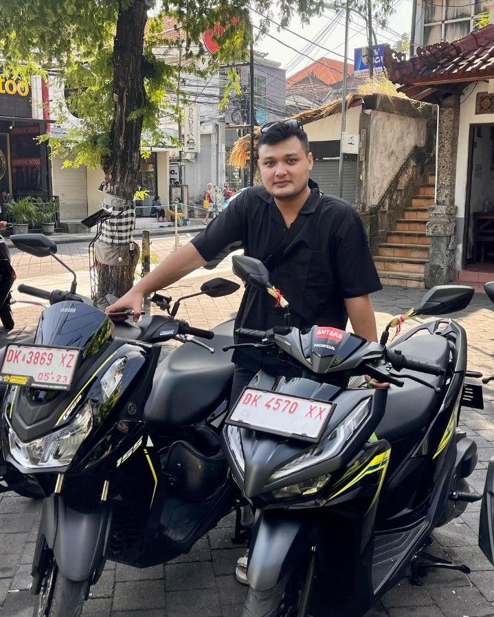 Galeri pelanggan sewa motor di antara rental, Kuta, menawarkan berbagai pengalaman sewa motor di Kuta.